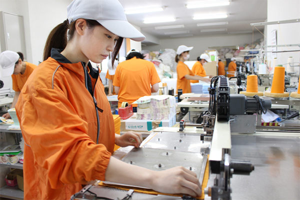 木下ソーイング女性社員の作業の様子