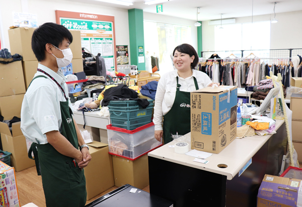 部下と笑顔で話す女性社員