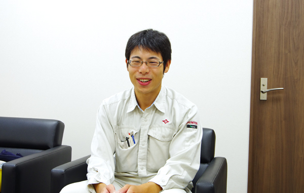 笑顔でインタビューに答える男性社員