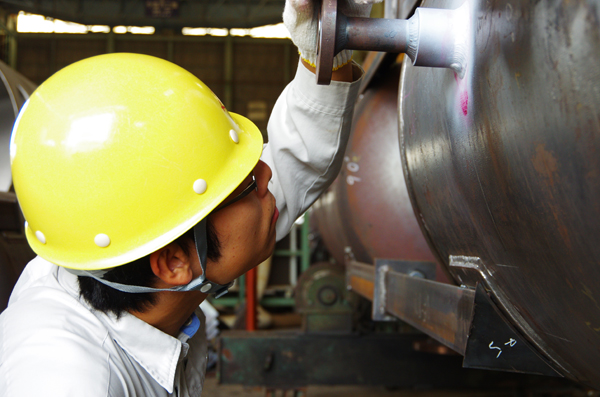 現場で作業する男性社員