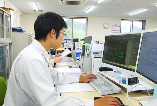 社内で事務作業する男性社員