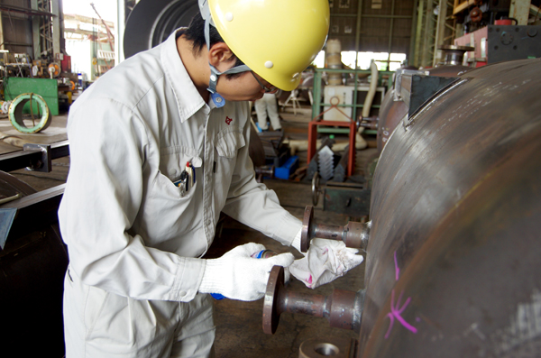 現場で作業する男性社員