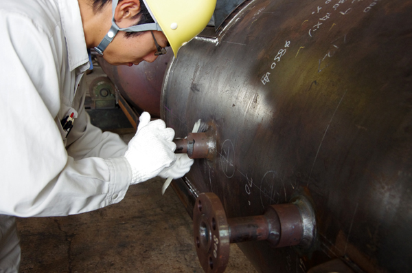 現場で作業する男性社員