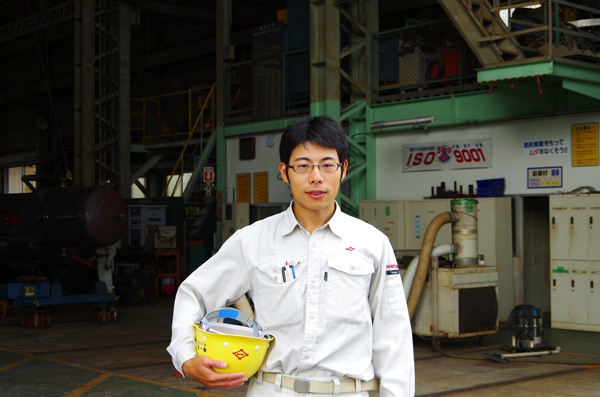 作業現場の前に立つ男性社員