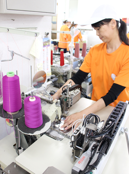 機械を操作している女性社員