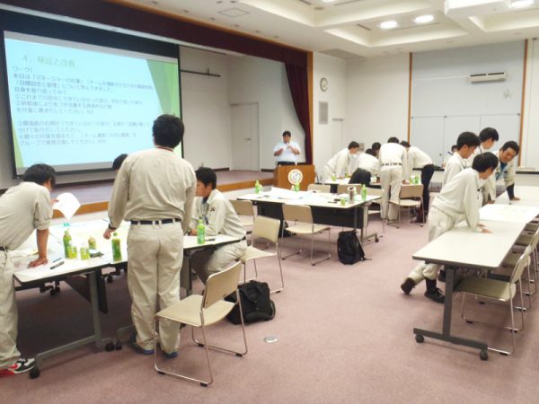 社内研修でグループワークに取り組む社員たち