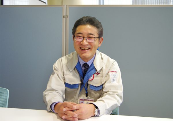 笑顔でインタビューに答える採用担当者