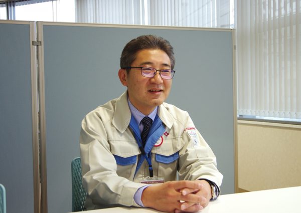 インタビューに答える採用担当者