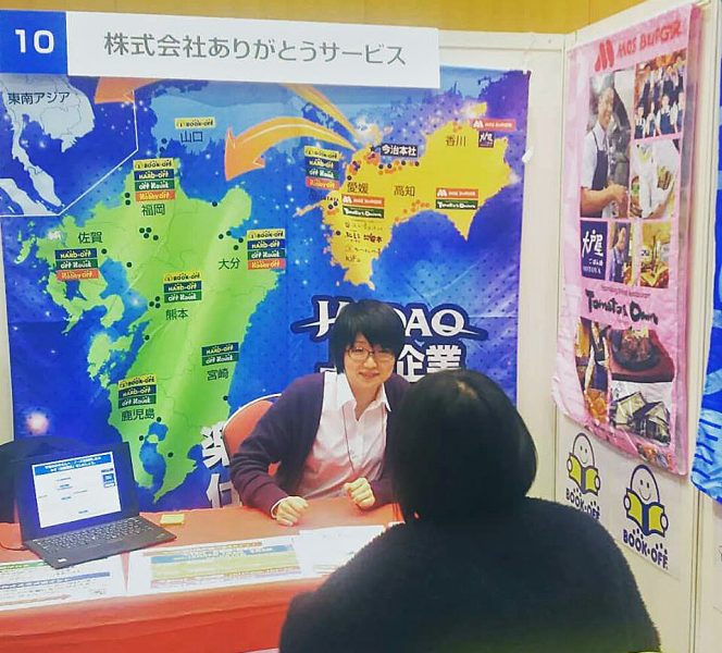 会社説明会で学生と話す採用担当者