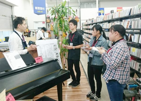 職場研修を受ける3人の新入社員