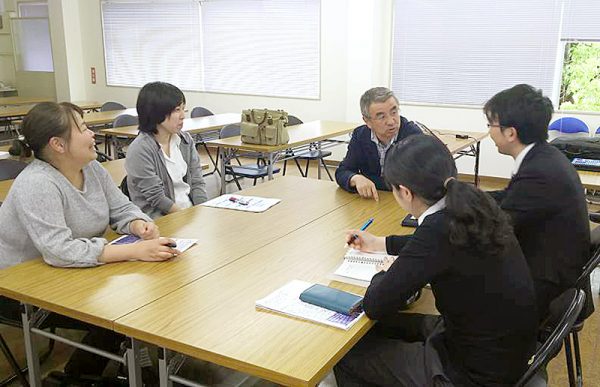 社長と話をする社員たち