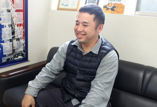 笑顔でインタビューに答える木下ソーイング社長