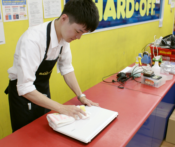 ありがとうサービス若手社員の勤務風景