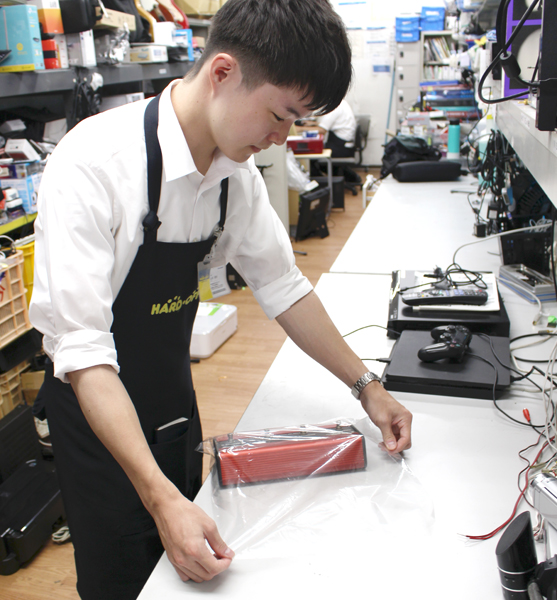 ありがとうサービス若手社員の勤務風景