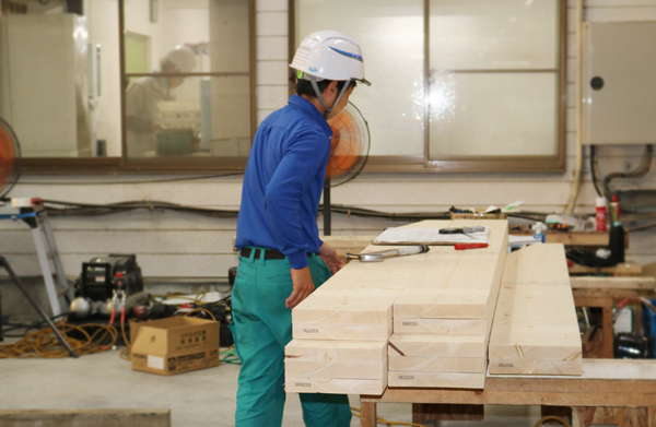 北米産業の工場長の作業風景