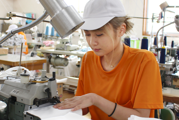 木下ソーイング_タオルを縫う若手社員
