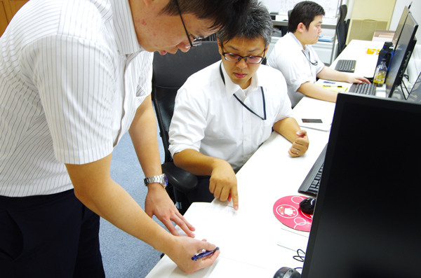 フロントエンド_上司に相談する若手社員