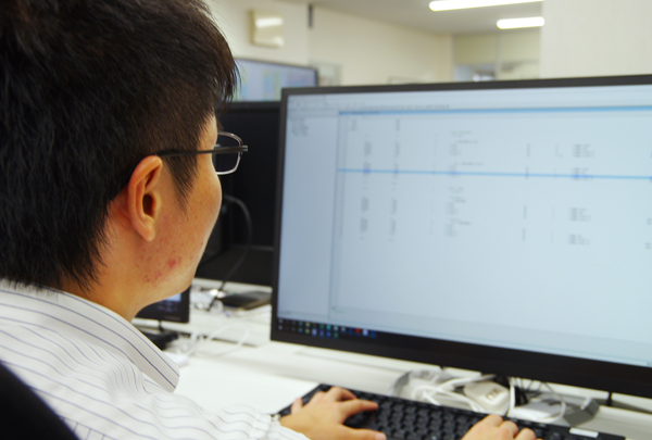 フロントエンド若手社員_仕事風景