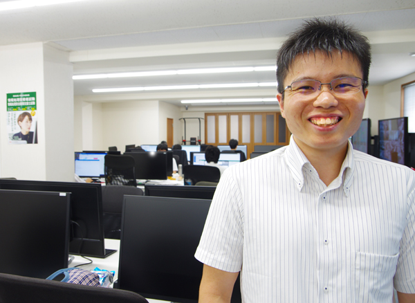 フロントエンド_笑顔の若手社員