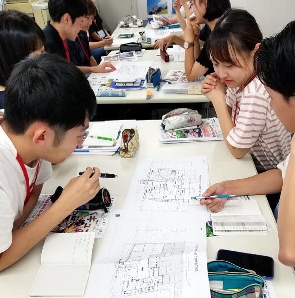 ありがとうサービス‗インターンシップの課題に取り組む様子