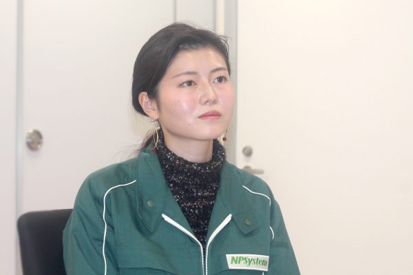 NPシステム_インタビュー中の若手社員