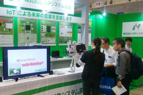 NPシステム_展示会で商品をPR