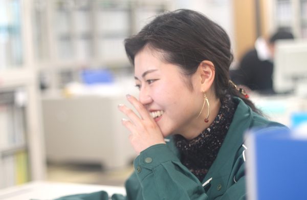 NPシステム_笑顔の若手社員