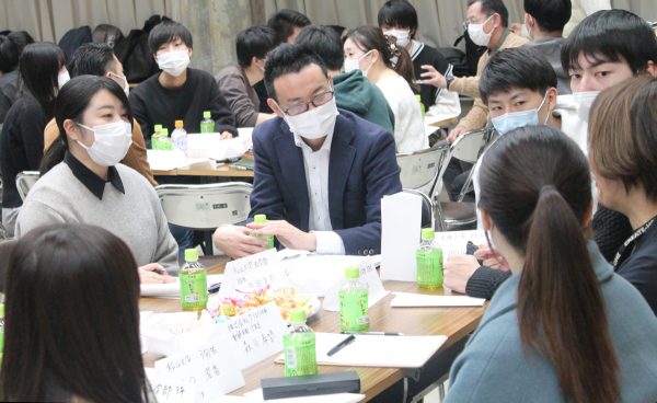 採用イベントSEEdでの企業と学生の交流会