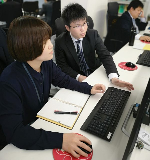 フロントエンド_内定者と先輩の仕事風景