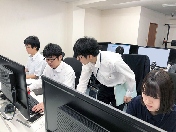 フロントエンド‗上司と話す若手社員