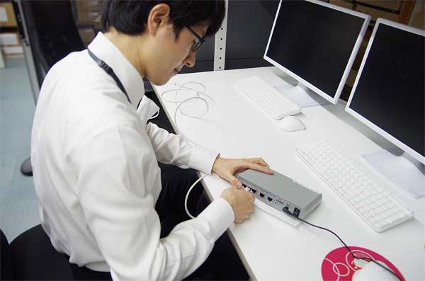 フロントエンド‗作業をする若手社員