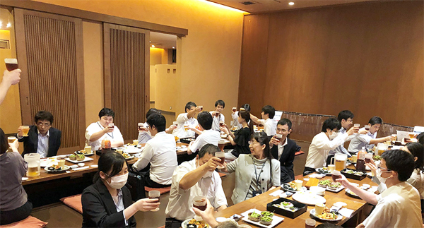 フロントエンド‗会社の宴会の様子