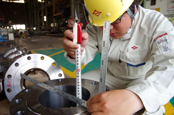 一宮工務店＿現場で作業する若手社員