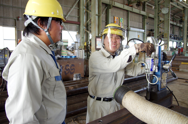 一宮工務店＿先輩と話す若手社員