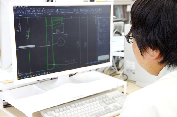 一宮工務店＿社内で働く若手社員