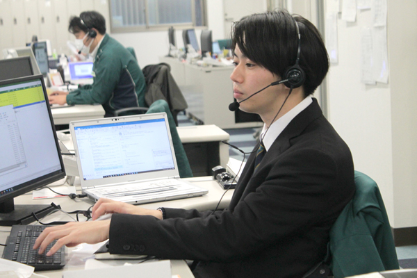 NPシステム開発_電話対応をする若手社員