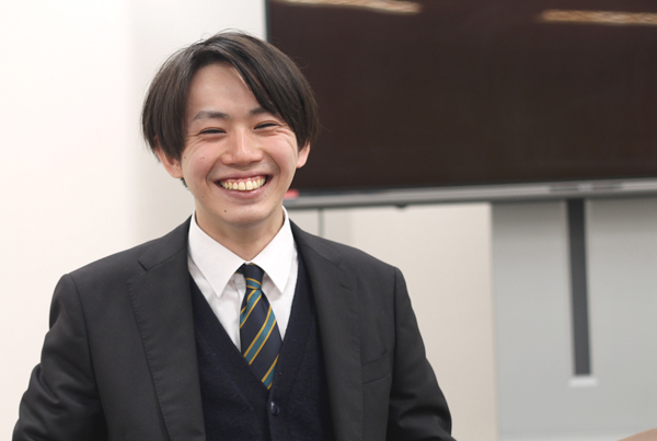 NPシステム開発_笑顔の若手社員