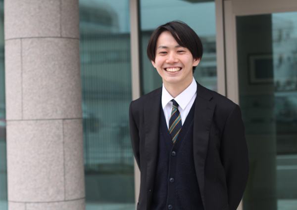 NPシステム開発_笑顔の若手社員